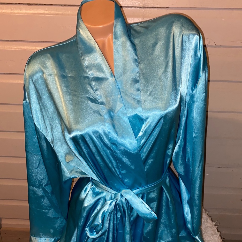 🎉🎊🎉HOST PIC🎉🎊🎉Vintage Victoria’s Secret liquid satin robe, one size blue